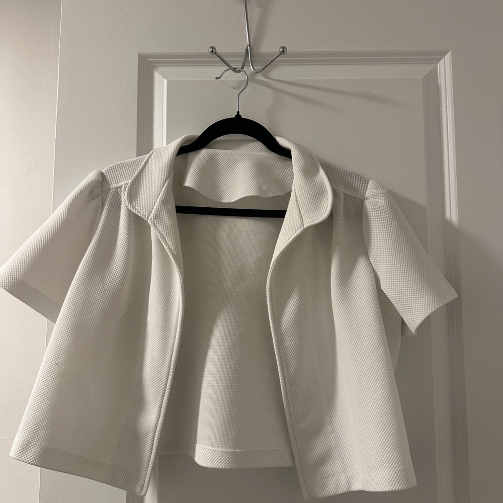 Elegant White Short-Sleeve Jacket